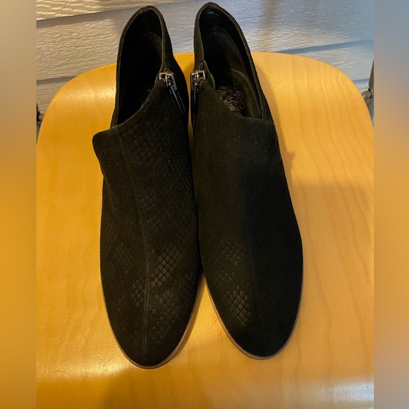 VINCE CAMUTO Blqck Perforated Suede Leather Zip Ankle Booties Sz 7M /37.5 NWOT - Picture 4 of 8